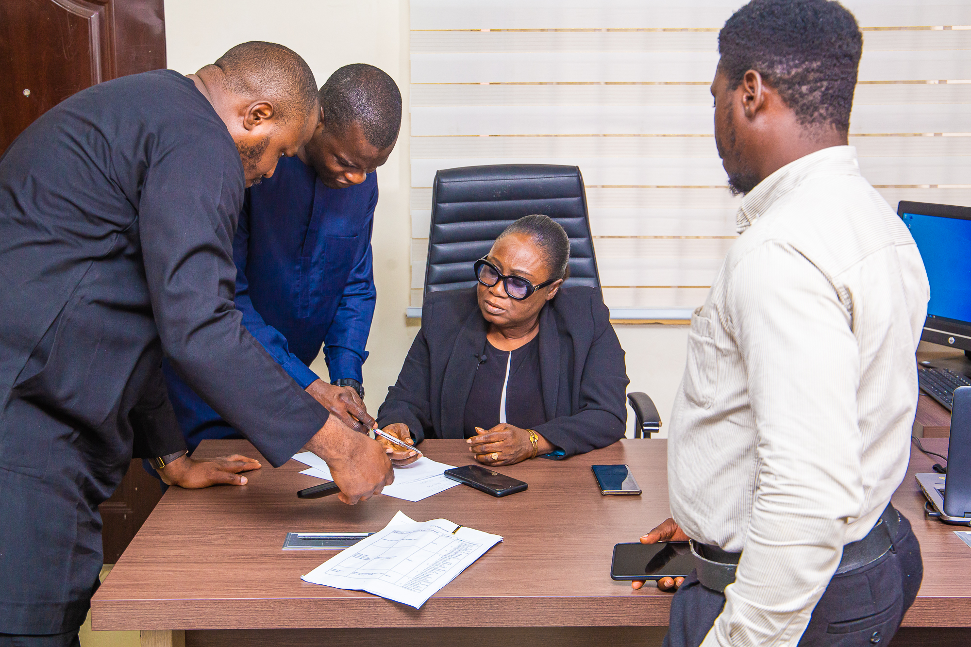 Chief Magistrate Bola Osunsanmi (seated) manages the Bail Information Management System on behalf of the Lagos State Judiciary in Nigeria. Credit: International IDEA